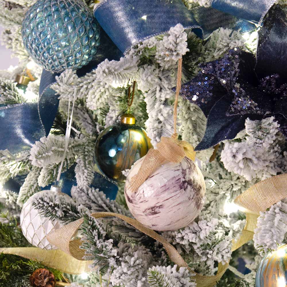 Natural Blues πρόταση στολισμού για χριστουγεννιάτικο δέντρο με 128 στολίδια