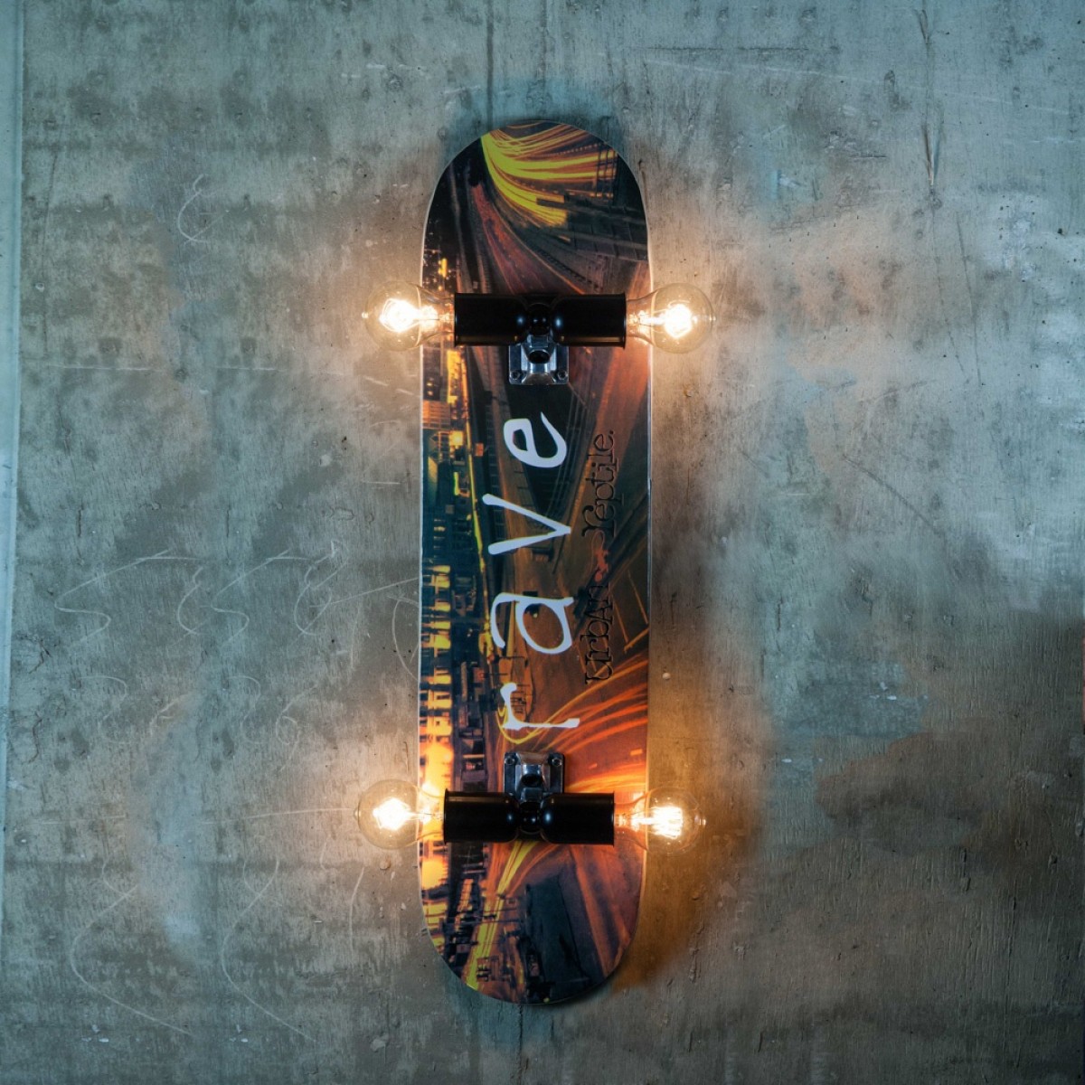 Skate ξύλινο πολύφωτο φωτιστικό οροφής σε σχήμα skateboard με τρία διαφορετικά σχέδια 80x20 εκ Skate ξύλινο πολύφωτο φωτιστικό οροφής σε σχήμα skateboard με τρία διαφορετικά σχέδια 80x20 εκ