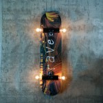 Skate ξύλινο πολύφωτο φωτιστικό οροφής σε σχήμα skateboard με τρία διαφορετικά σχέδια 80x20 εκ Skate ξύλινο πολύφωτο φωτιστικό οροφής σε σχήμα skateboard με τρία διαφορετικά σχέδια 80x20 εκ
