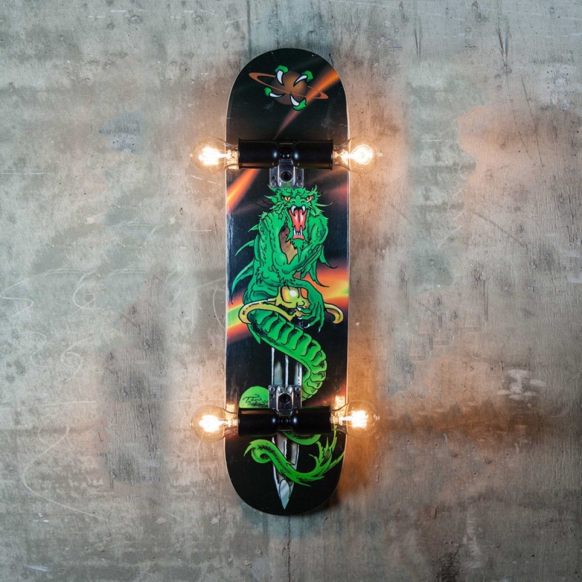 Skate ξύλινο πολύφωτο φωτιστικό οροφής σε σχήμα skateboard με τρία διαφορετικά σχέδια 80x20 εκ Skate ξύλινο πολύφωτο φωτιστικό οροφής σε σχήμα skateboard με τρία διαφορετικά σχέδια 80x20 εκ