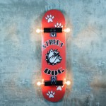 Skate ξύλινο πολύφωτο φωτιστικό οροφής σε σχήμα skateboard με τρία διαφορετικά σχέδια 80x20 εκ Skate ξύλινο πολύφωτο φωτιστικό οροφής σε σχήμα skateboard με τρία διαφορετικά σχέδια 80x20 εκ
