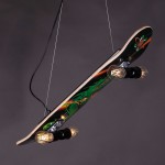 Skate ξύλινο πολύφωτο φωτιστικό οροφής σε σχήμα skateboard με τρία διαφορετικά σχέδια 80x20 εκ Skate ξύλινο πολύφωτο φωτιστικό οροφής σε σχήμα skateboard με τρία διαφορετικά σχέδια 80x20 εκ