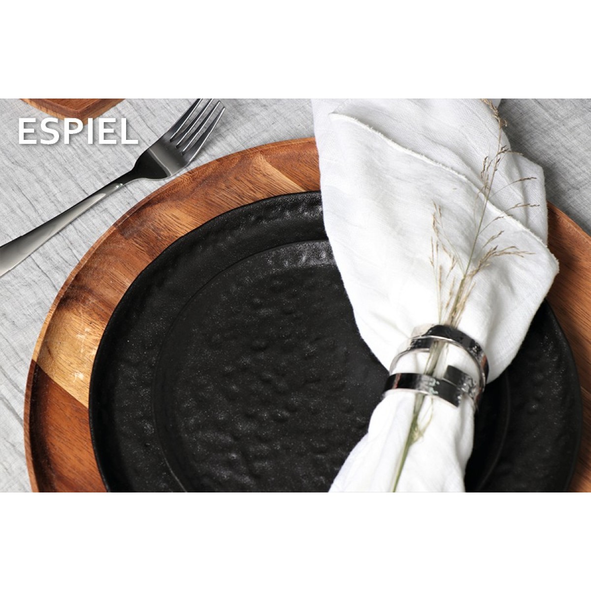 Στρογγυλό πιάτο Lava stoneware σε μαύρο χρώμα σετ των τεσσάρων τεμαχίων 20 εκ Στρογγυλό πιάτο Lava stoneware σε μαύρο χρώμα σετ των τεσσάρων τεμαχίων 20 εκ