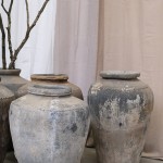 Κεραμικό διακοσμητικό βάζο αντίκα σε στυλ αμφορέα με ξεθωριασμένες αποχρώσεις του γκρι 61x88 εκ Κεραμικό διακοσμητικό βάζο αντίκα σε στυλ αμφορέα με ξεθωριασμένες αποχρώσεις του γκρι 61x88 εκ