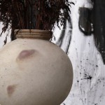 Dali χειροποίητο διακοσμητικό δοχείο από πηλό με μεταλλική βάση 40x40x44 εκ Dali χειροποίητο διακοσμητικό δοχείο από πηλό με μεταλλική βάση 40x40x44 εκ