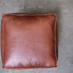 Tazi δερμάτινο τετράγωνο πουφ σε καφέ χρώμα 40x40x40 εκ Tazi δερμάτινο τετράγωνο πουφ σε καφέ χρώμα 40x40x40 εκ